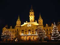 A városháza karácsonyi díszkivilágításban